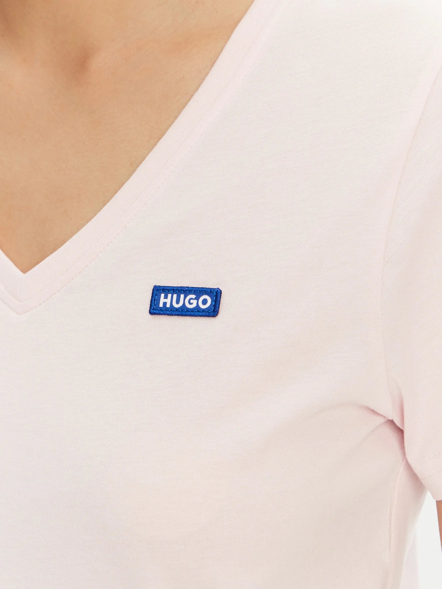 Hugo Blue | Slim-Fit Classic V-T-Shirt mit blauem Logo-Aufnäher | 684 pink