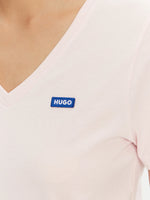Lade das Bild in den Galerie-Viewer, Hugo Blue | Slim-Fit Classic V-T-Shirt mit blauem Logo-Aufnäher | 684 pink
