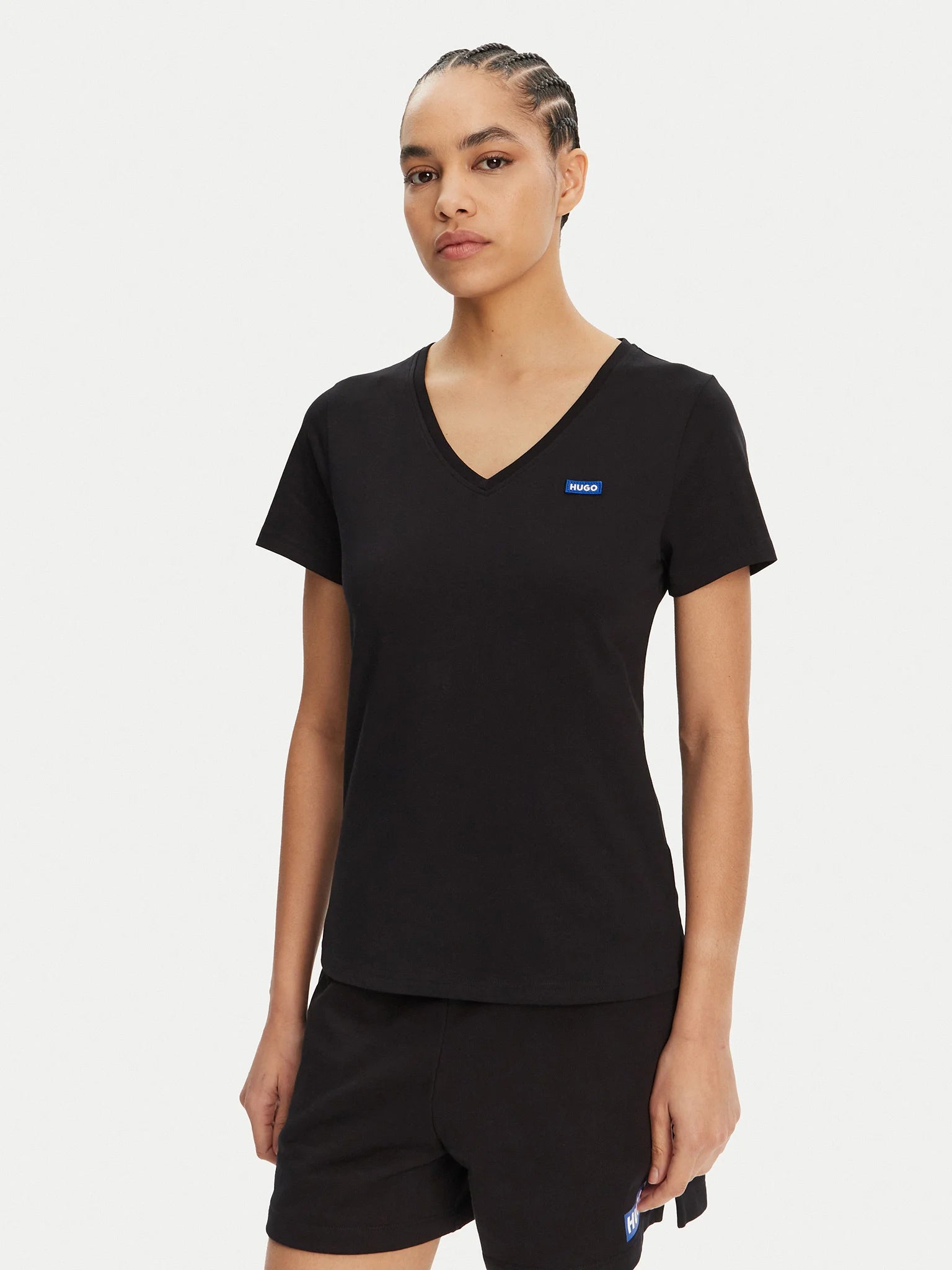 Hugo Blue | Slim-Fit Classic V-T-Shirt mit blauem Logo-Aufnäher | 001 Black