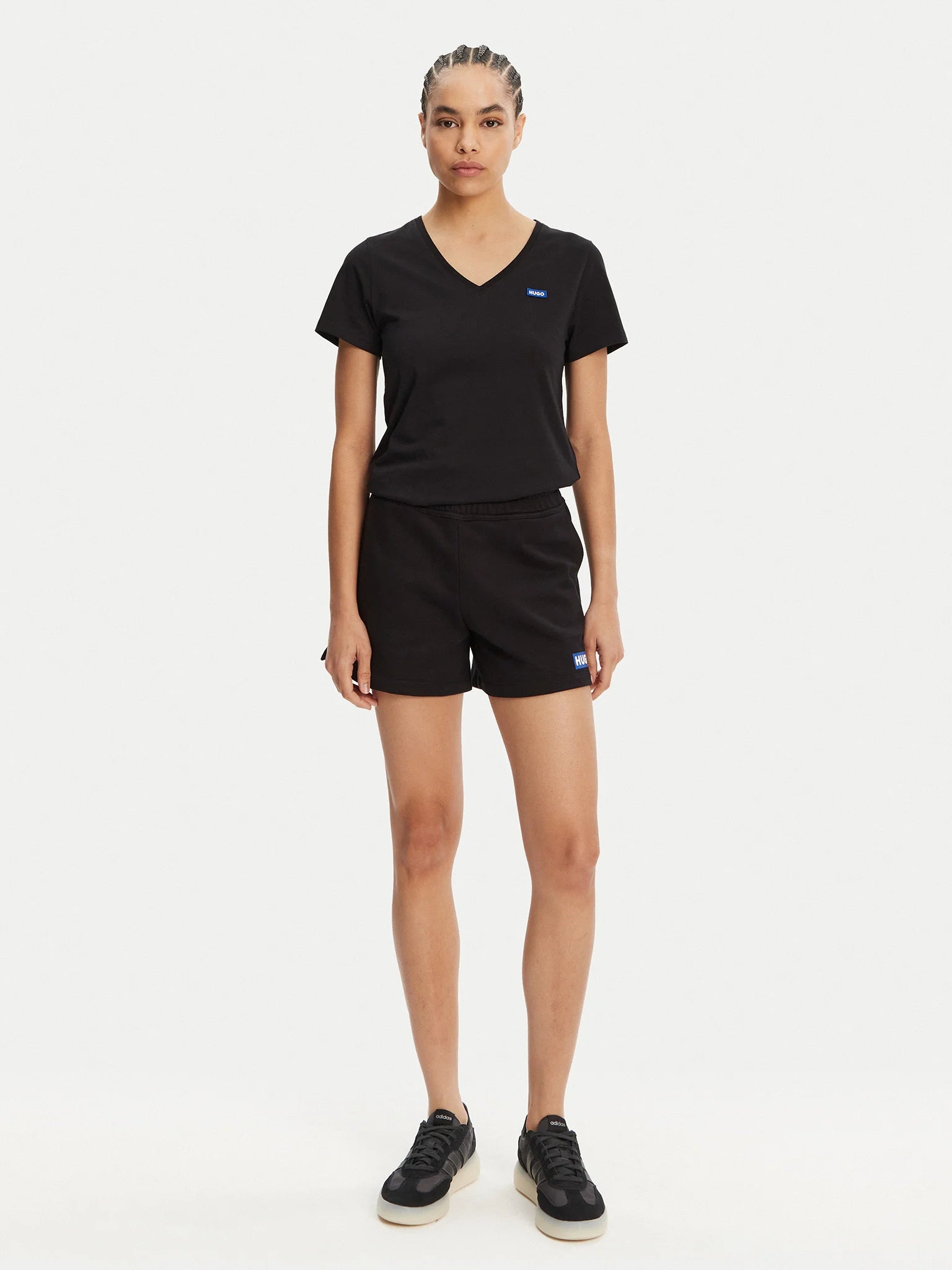 Hugo Blue | Slim-Fit Classic V-T-Shirt mit blauem Logo-Aufnäher | 001 Black