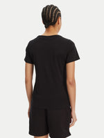 Lade das Bild in den Galerie-Viewer, Hugo Blue | Slim-Fit Classic V-T-Shirt mit blauem Logo-Aufnäher | 001 Black
