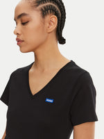 Lade das Bild in den Galerie-Viewer, Hugo Blue | Slim-Fit Classic V-T-Shirt mit blauem Logo-Aufnäher | 001 Black
