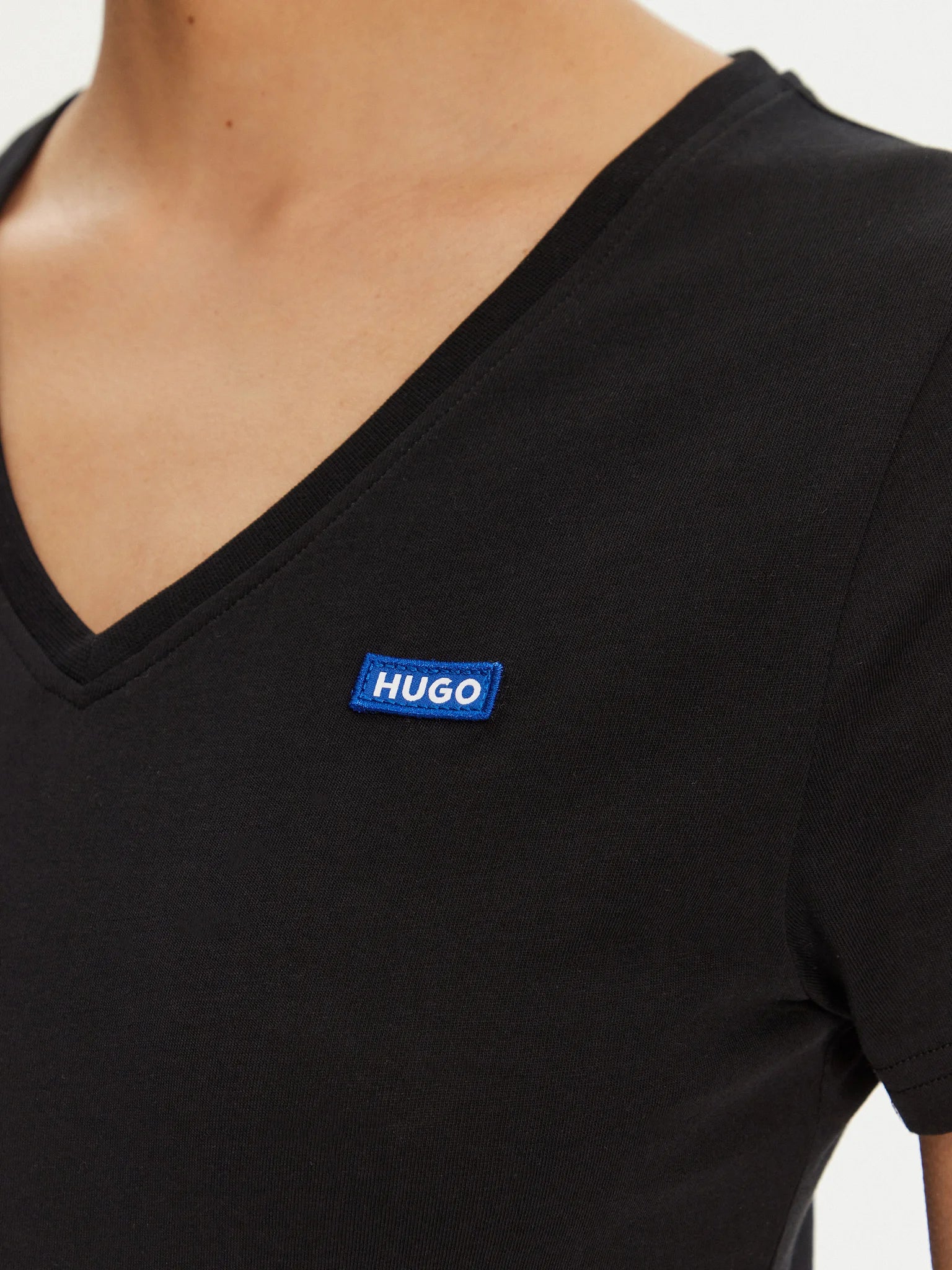 Hugo Blue | Slim-Fit Classic V-T-Shirt mit blauem Logo-Aufnäher | 001 Black