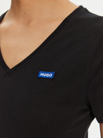 Lade das Bild in den Galerie-Viewer, Hugo Blue | Slim-Fit Classic V-T-Shirt mit blauem Logo-Aufnäher | 001 Black
