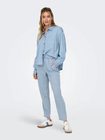 Lade das Bild in den Galerie-Viewer, ONLY | CHARIS Hemd | Light Blue hellused

