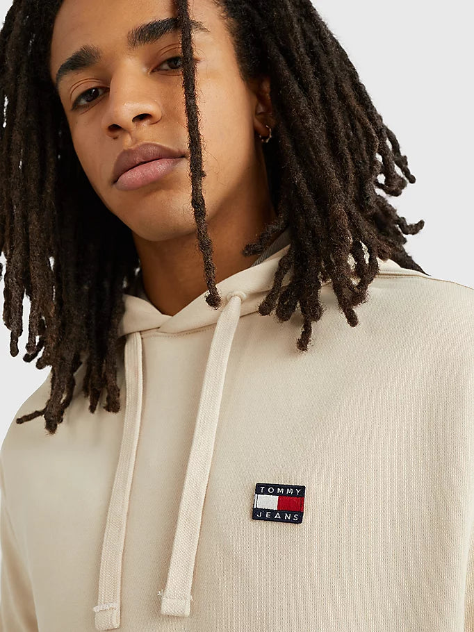 Tommy Jeans | Relaxed Fit Hoodie mit Badge | ACI Beige